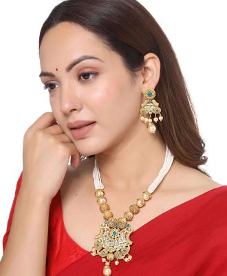 -1117Wx1400H-465411266-gold-MODEL5